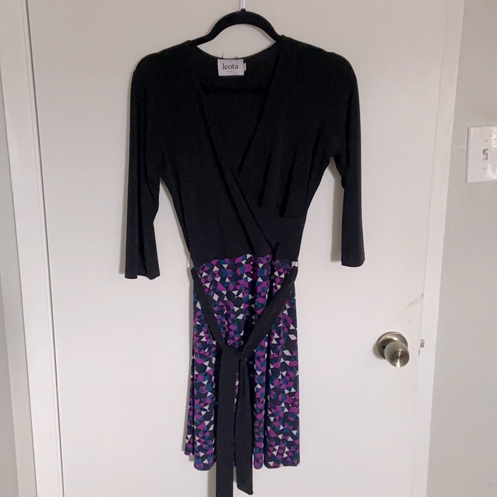 Black and patterned dress with tie-belt